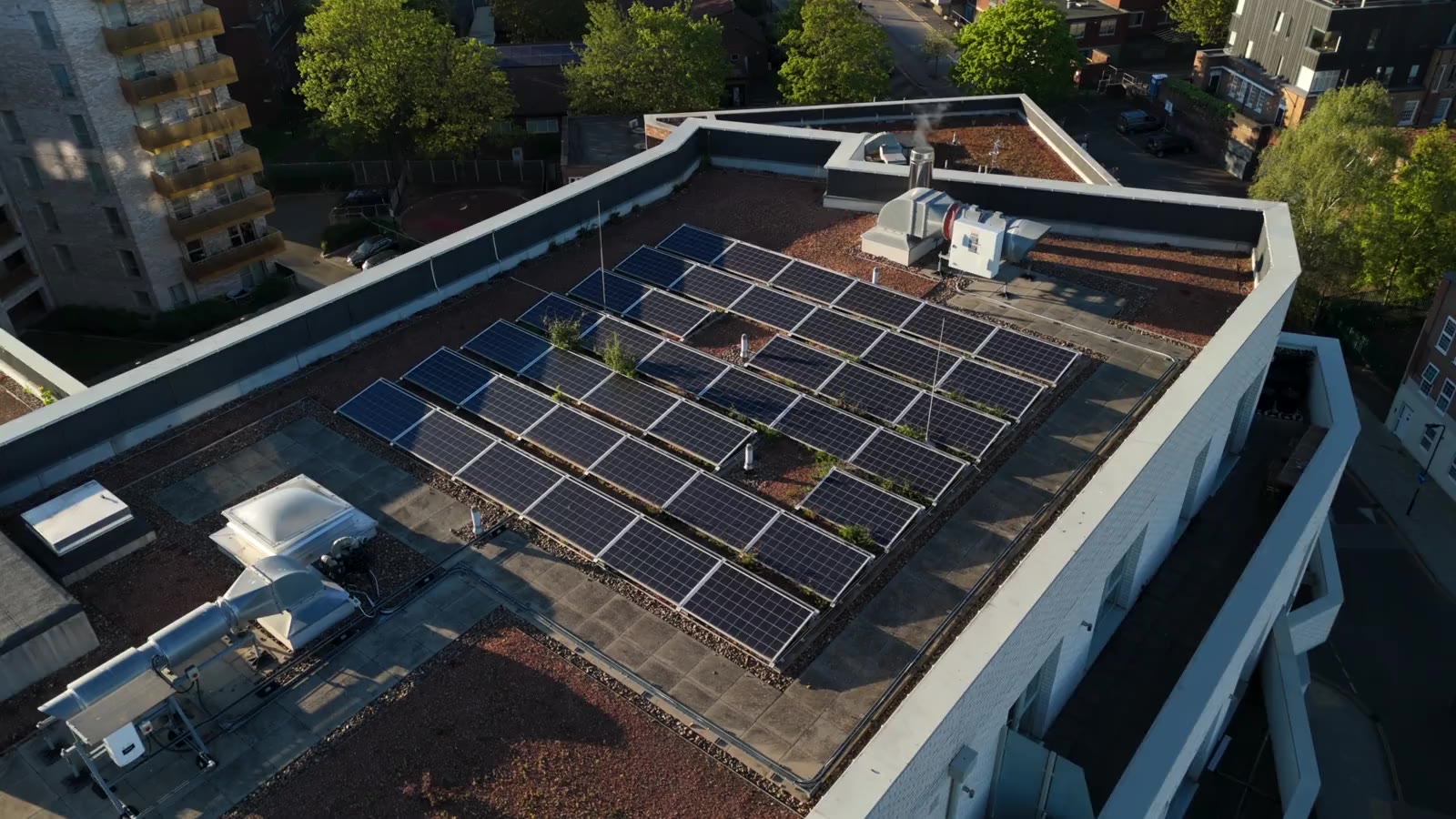 Beispielbild: Photovoltaikanlage auf einem Flachdach. Keine Referenzaufnahme von INEA.
