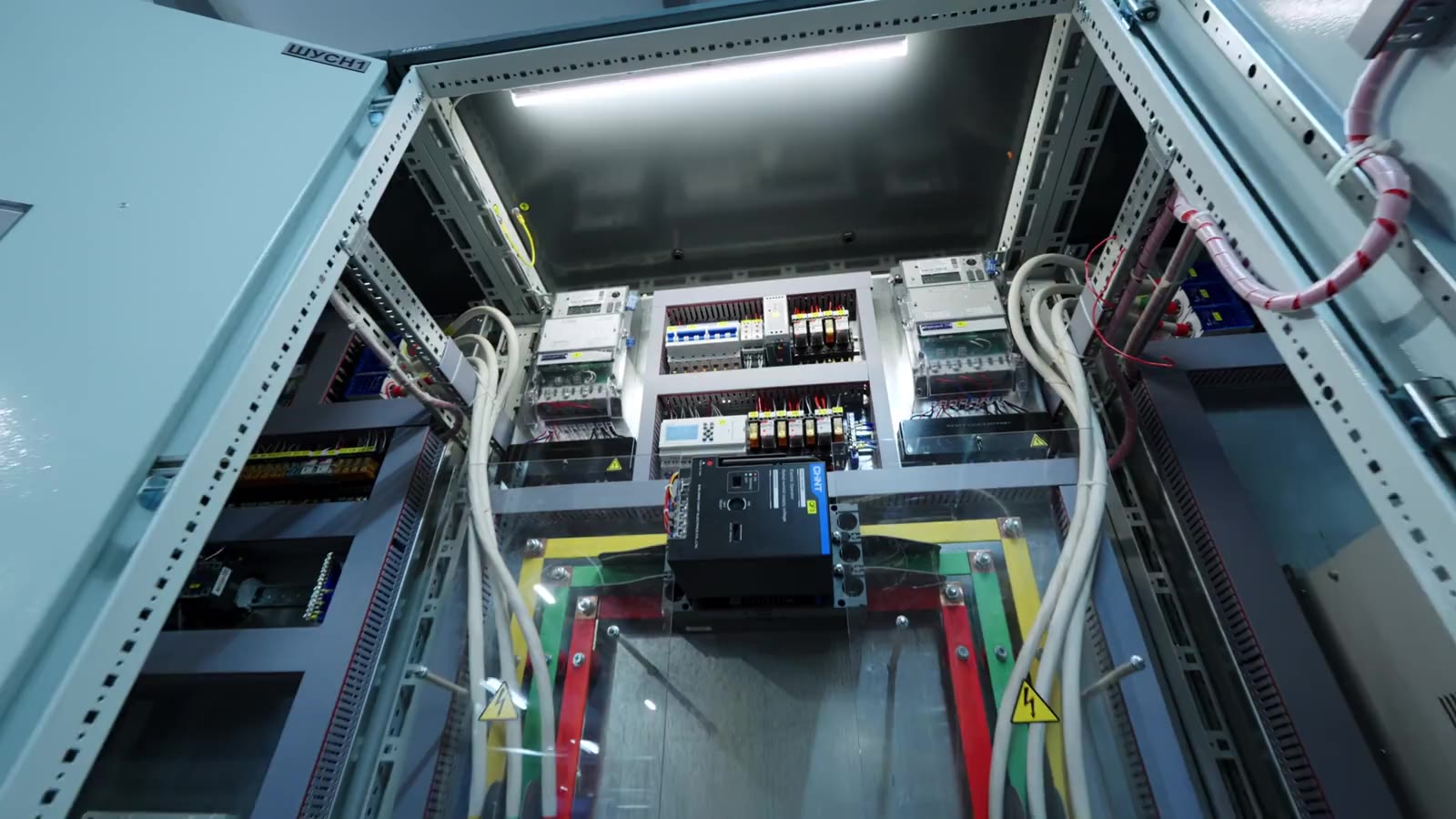 Beispielbild: Schaltschrank einer technischen Anlage. Keine Referenzaufnahme von INEA.